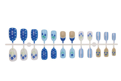 Kunstnagelset mit floralen und gestreiften Designs Brehn