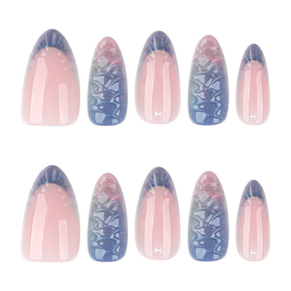 Kunstvolle Nagelverlängerungen mit schimmerndem Farbenspiel und glamourösen Akzenten Brehn