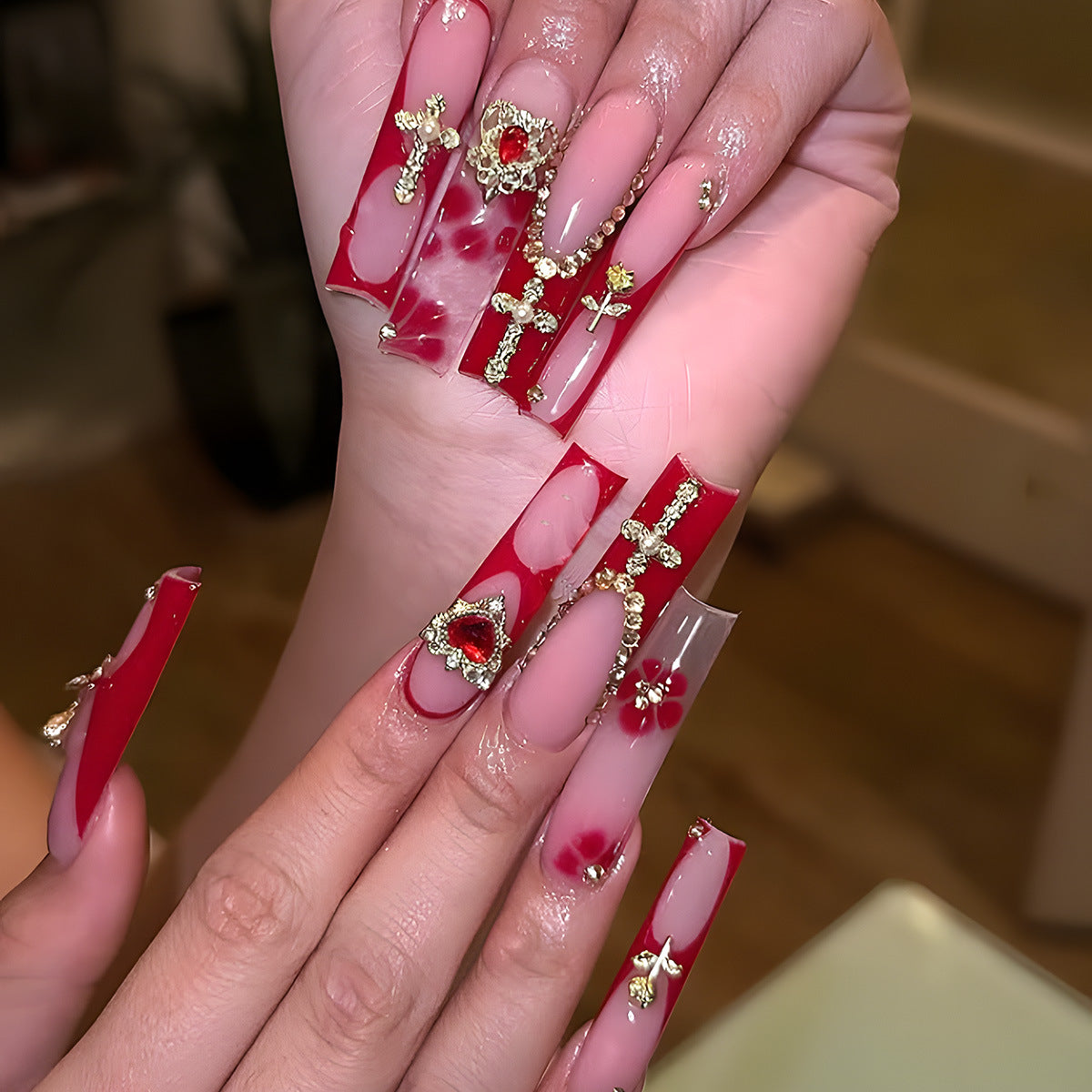 Glamouröse Stiletto Druck-Nägel mit künstlerischen goldenen und roten Akzenten Brehn