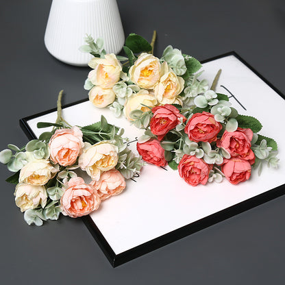 Dekorative Blumenarrangement für Tischdekoration