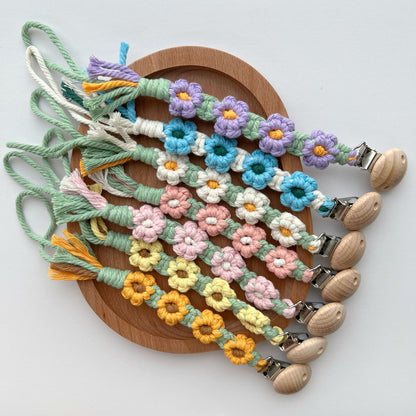 Makramee Blumen Schnullerclip mit Holz-Sicherheitsklammer