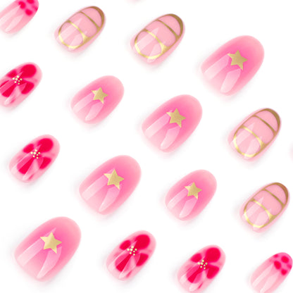 Kunstvolle Nagelkunst mit floralem Design und Glitzerelementen Brehn