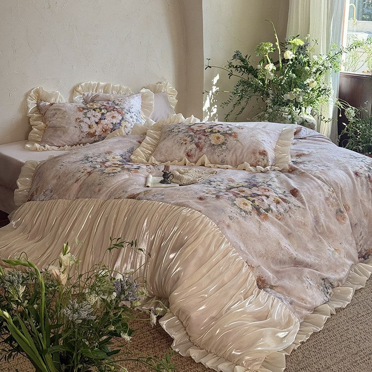 Luxuriöse Bettwäschegarnitur aus Baumwollsatin mit floralem Aquarellprint, geraffter Satinbordüre und Volantkissen