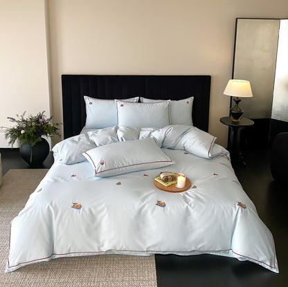 Premium-Baumwollsatin-Bettgarnitur mit zarten Tierstickereien und Kontrastpaspel