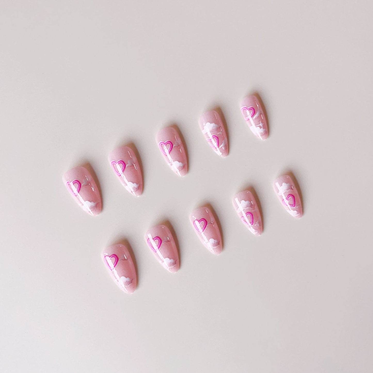 Kunstnagelset mit romantischen Herzakzenten und glitzerndem Finish Brehn
