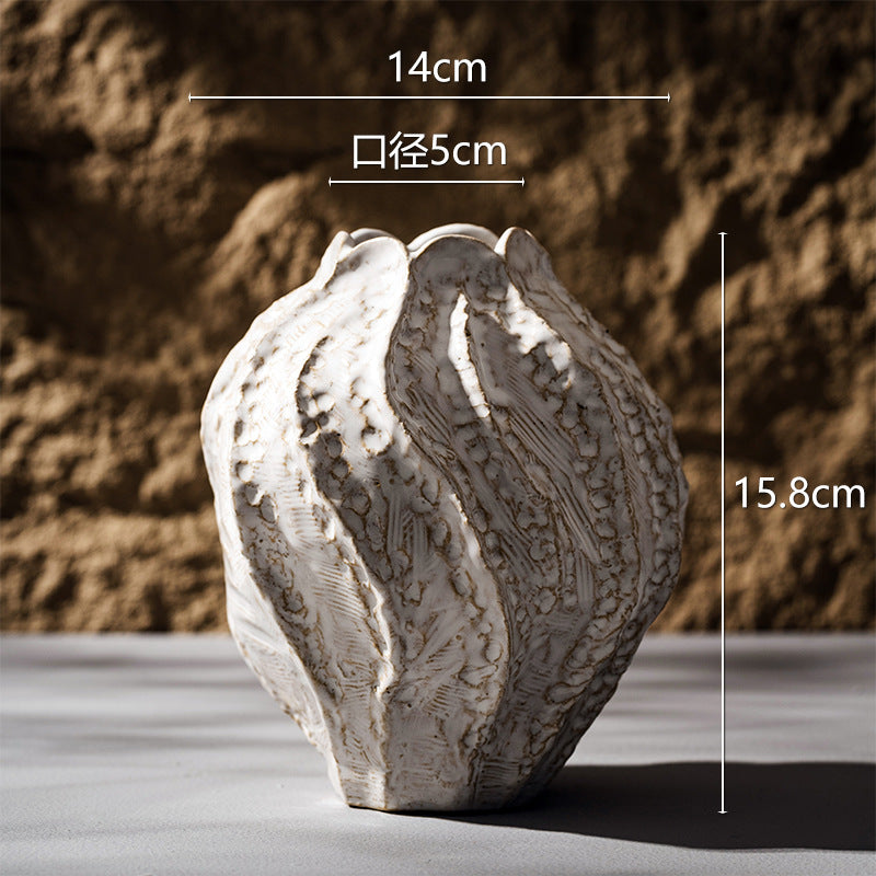 Dekorative keramische skulpturale Vase mit strukturiertem Rand und gewelltemRand