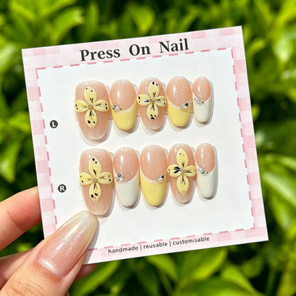 Künstlerisches Press-On Nägel Set mit tropischen und floralen Akzenten