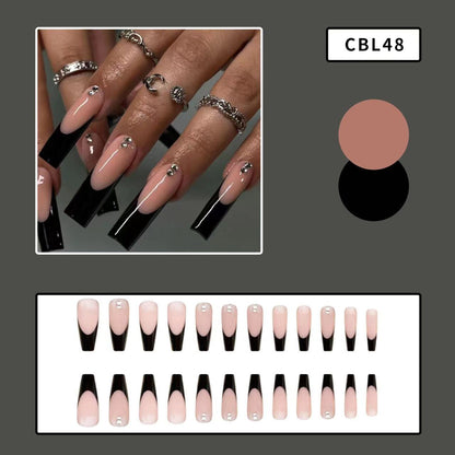 Trendsetzendes Stiletto Press-On Nagelkunstset mit Strassakzenten