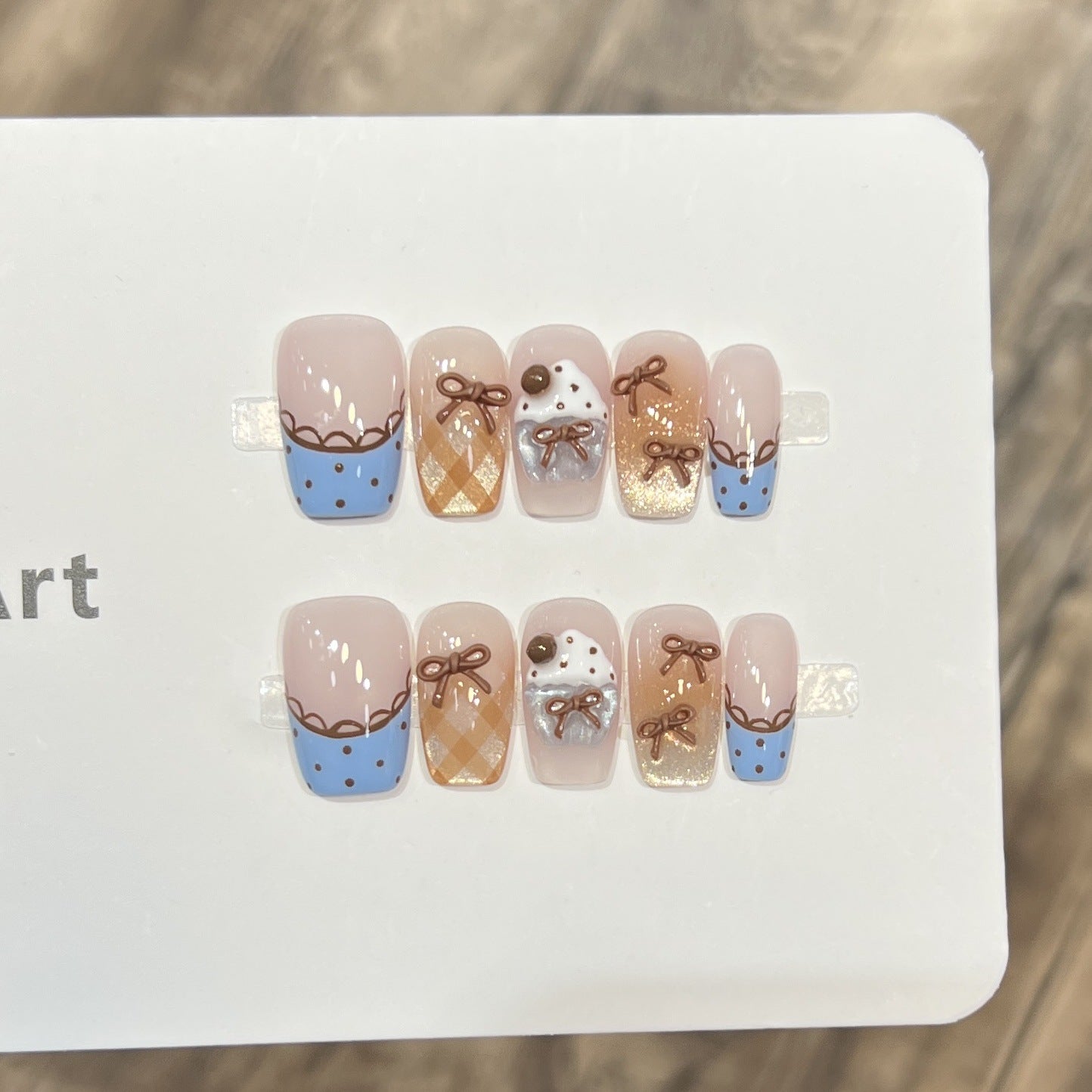 Dekoratives Press-On Nagelkunst Set mit charmanten Schleifenakzenten Brehn