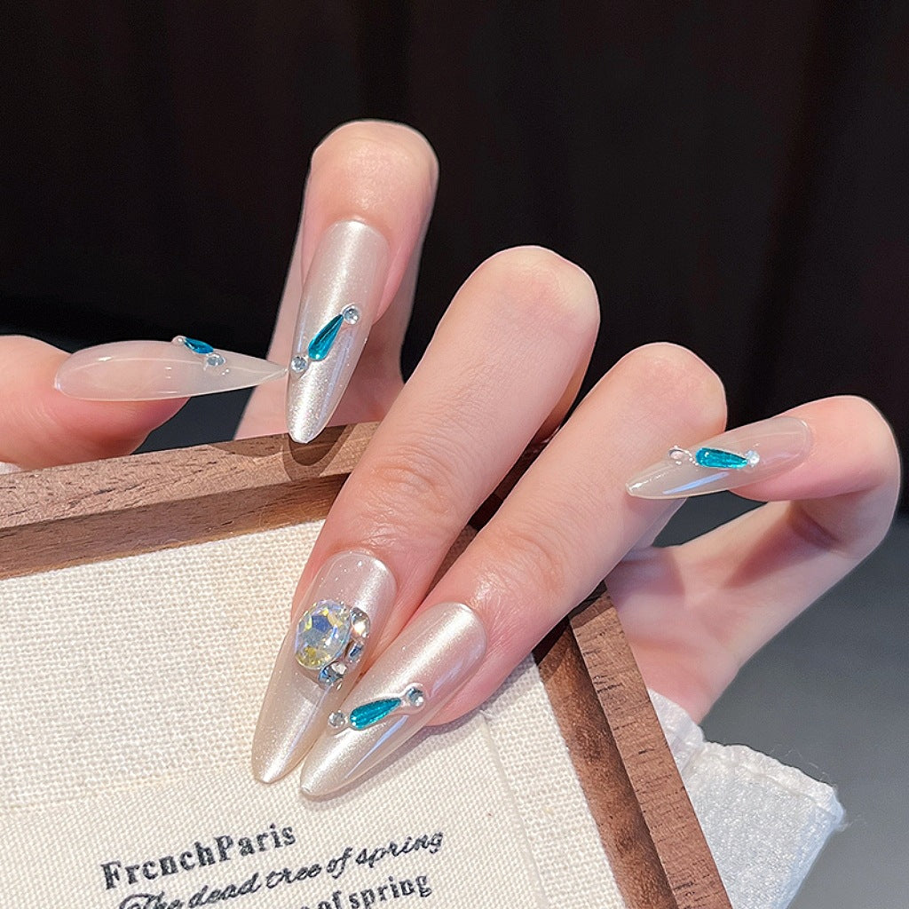 Kristallverzierte Nagelkunstverlängerungen Brehn