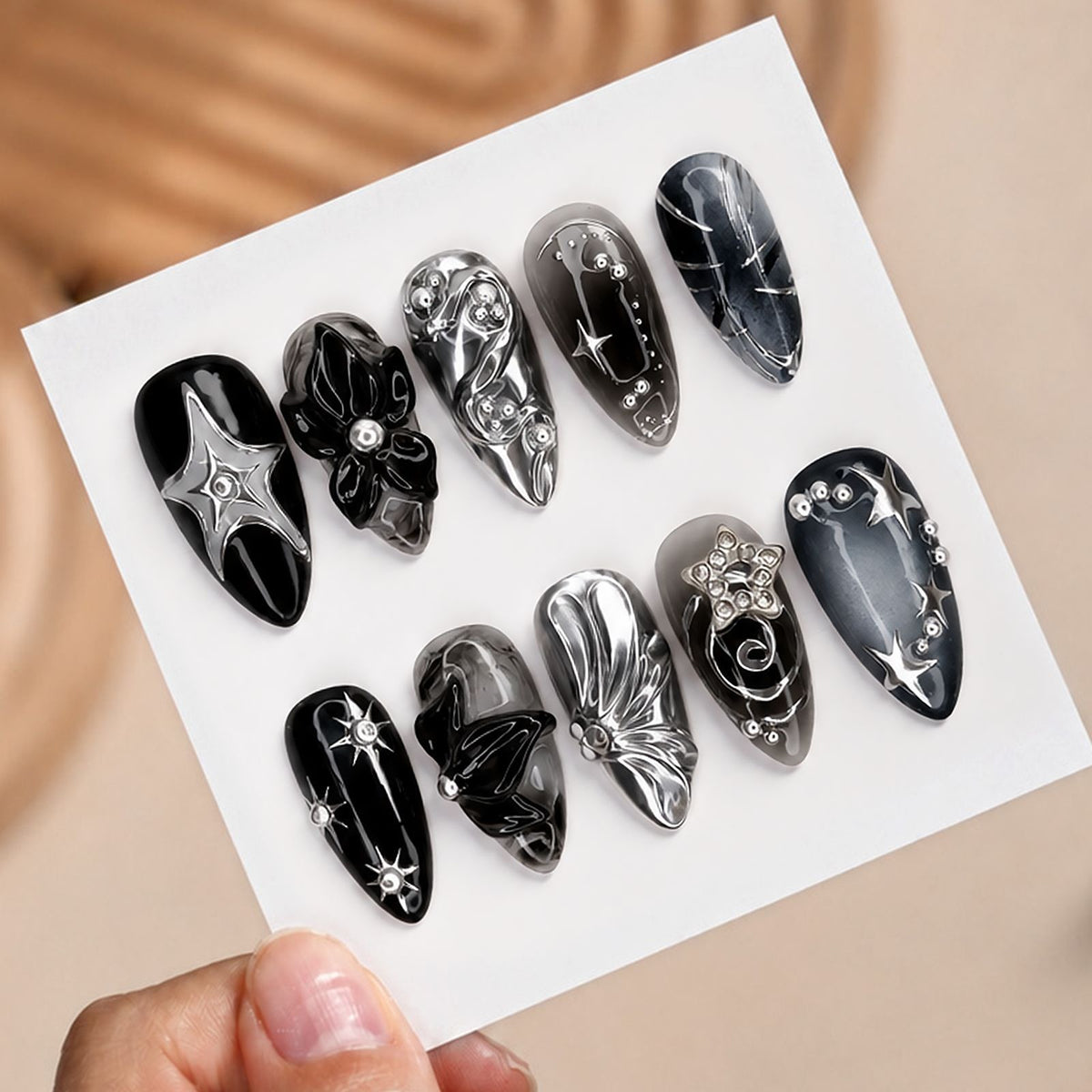 Kunstnagelset mit glamoureusen Designs und einzigartigen 3D-Elementen Brehn