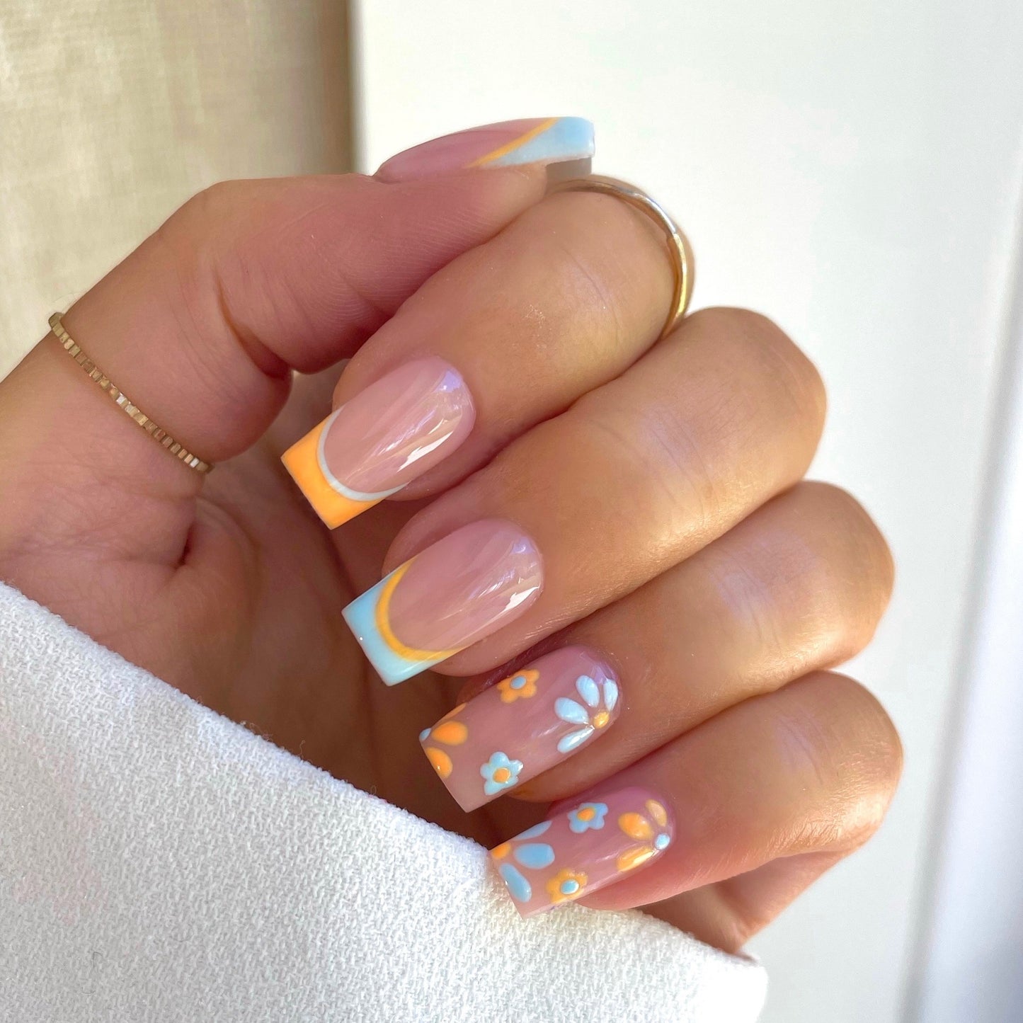 Kunstnagelset mit kreativen floralen Designs und elegantem French-Finish Brehn