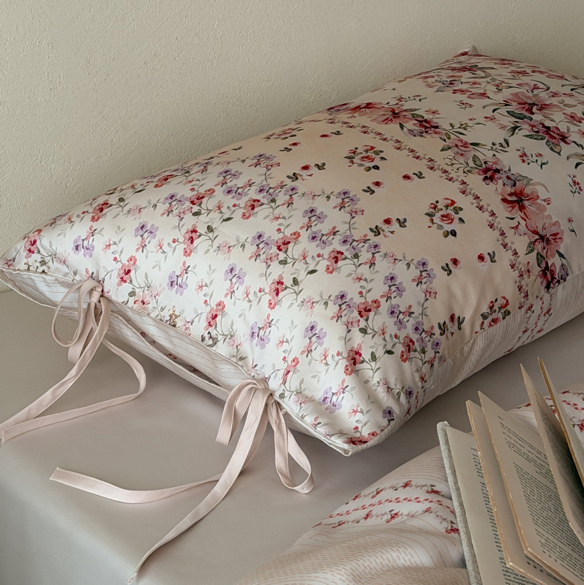 Florales Satin-Bettbezug-Set mit Eckenbindeschluss und Kissenbezügen