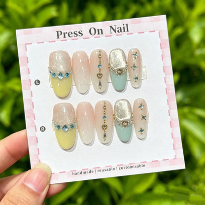 Künstlerisches Press-On Nagelset mit Herz- und Edelsteinakzenten
