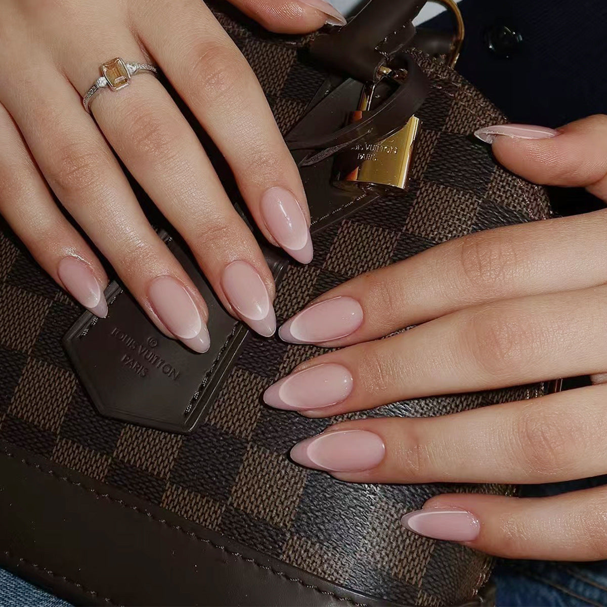 Elegante Stiletto Kunstnägel mit French-Spitze Brehn