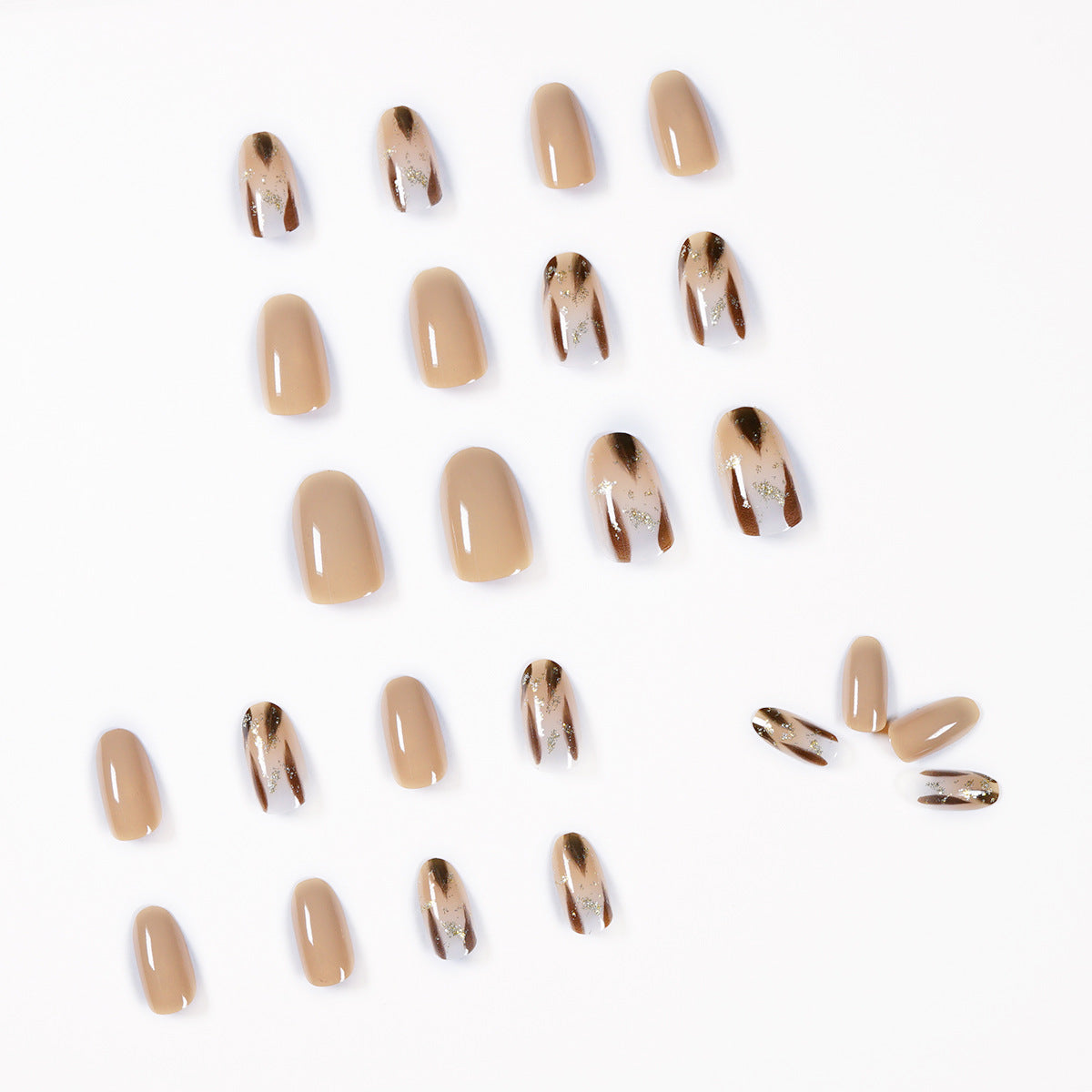 Künstliche Nagelverlängerungen mit modernem Design und Glitzerakzenten Brehn