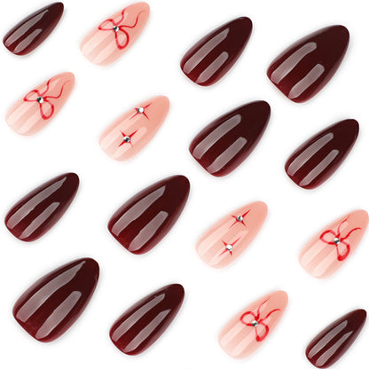 Kunstvolle Nagelkunst mit eleganten Schleifen und Strassverzierungen Brehn