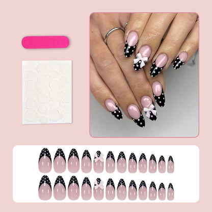 Kunstnagelset mit glamourösen Schwarz-Weiß-Punktakzenten Brehn