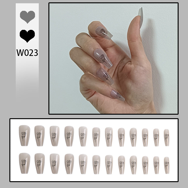 Kunstvolle Nagelspitzen mit Rosenmuster Brehn