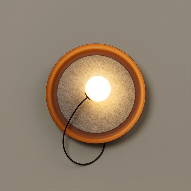 Moderne Wandlampe mit Stoffhintergrund und sanftem Licht
