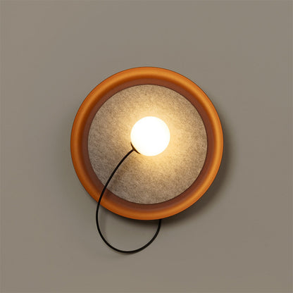 Moderne Wandlampe mit Stoffhintergrund und sanftem Licht