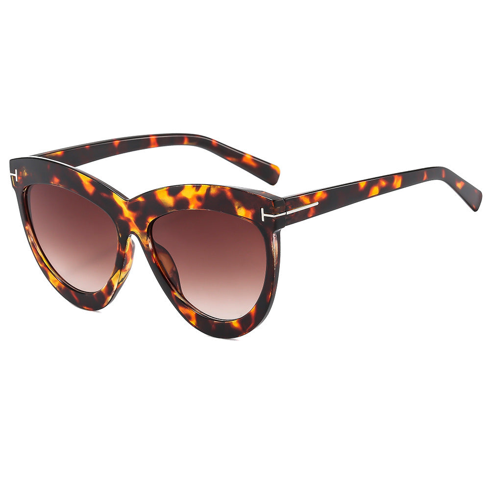 Stilvolle Katzenaugen-Sonnenbrille mit schlanken Metallakzenten Brehn