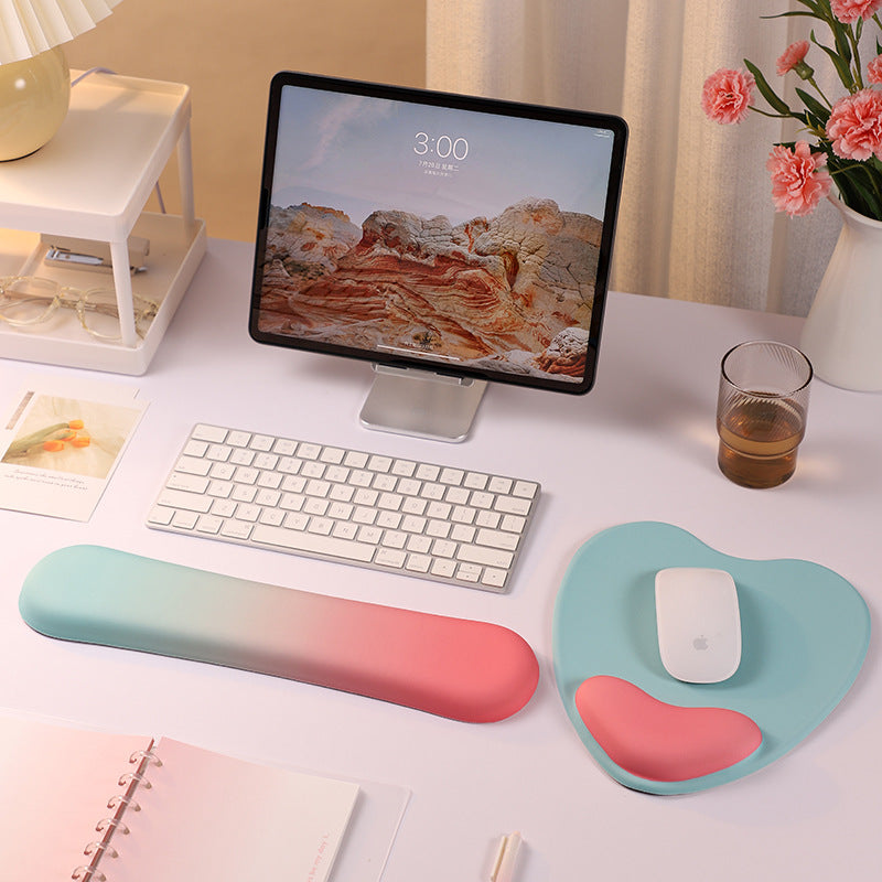 Herzförmiges Mauspad mit Handballenunterstützung