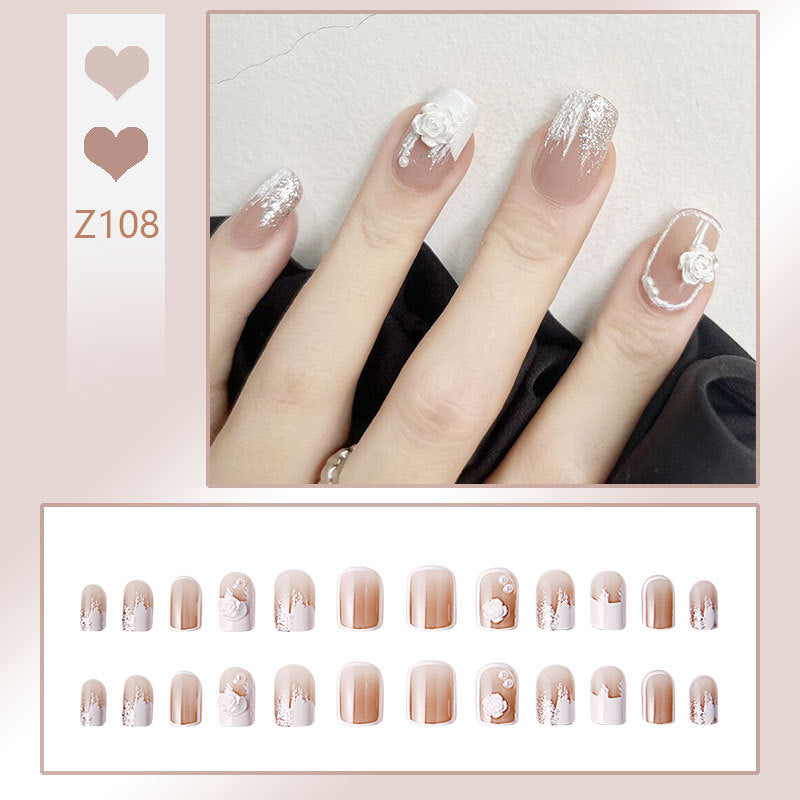 Kunstnagelset mit eleganten Glitzerverzierungen und schimmernden Akzenten Brehn