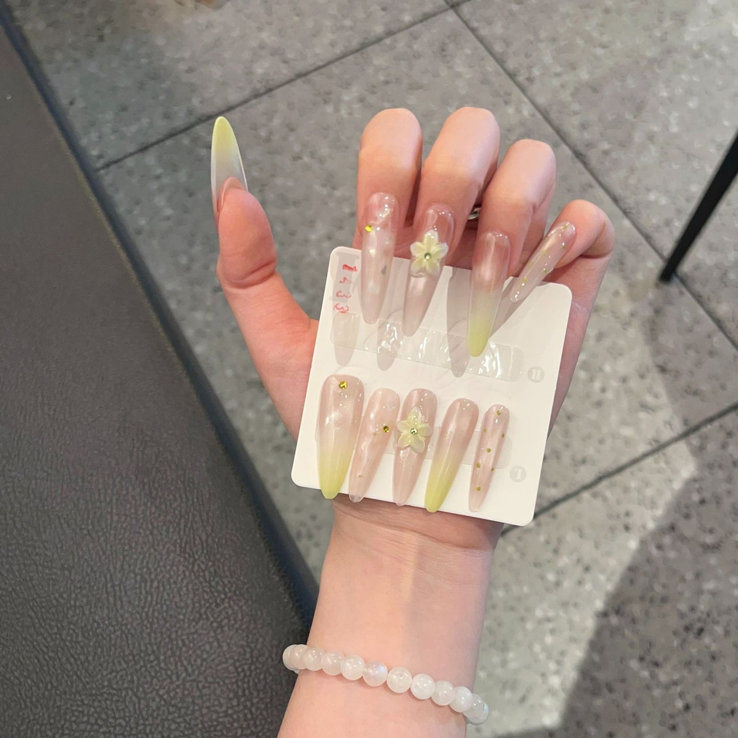 Elegantes langes Stiletto Press-On Nagelkunstset mit floralen Akzenten Brehn