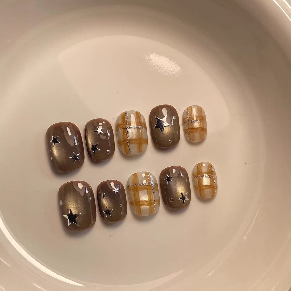Dekoratives Press-On Nagelkunst-Set mit Stern- und Karomustern