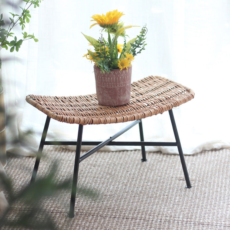 Moderner Hocker aus geflochtenem Rattan Brehn