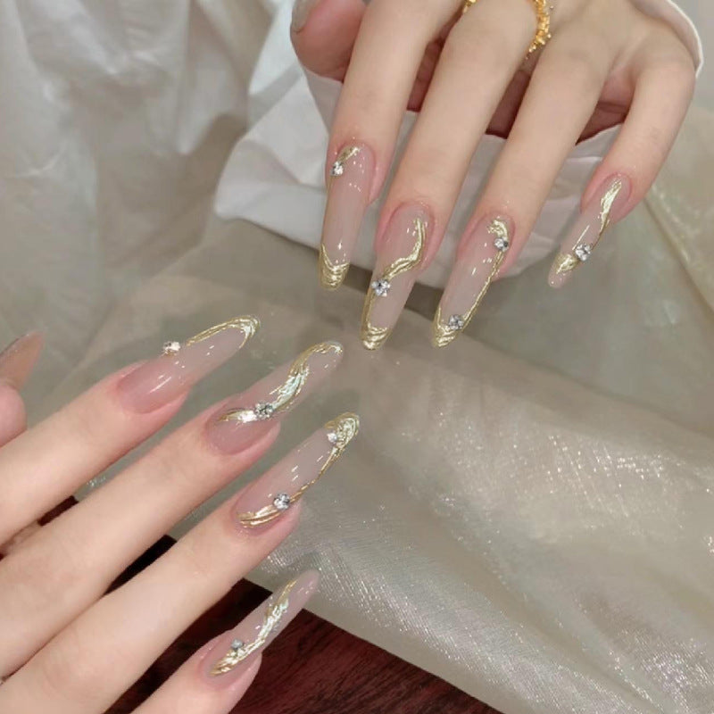 Kunstnagelset mit elegantem Gold-Design und funkelnden Applikationen Brehn