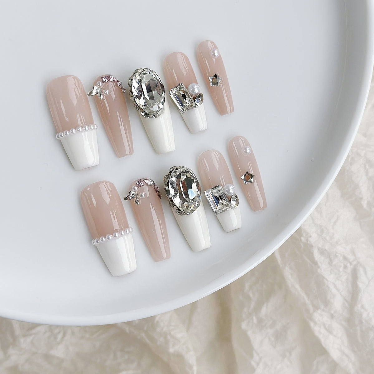 Dekoratives Press-On-Nagelkunst-Set mit Strassverzierungen