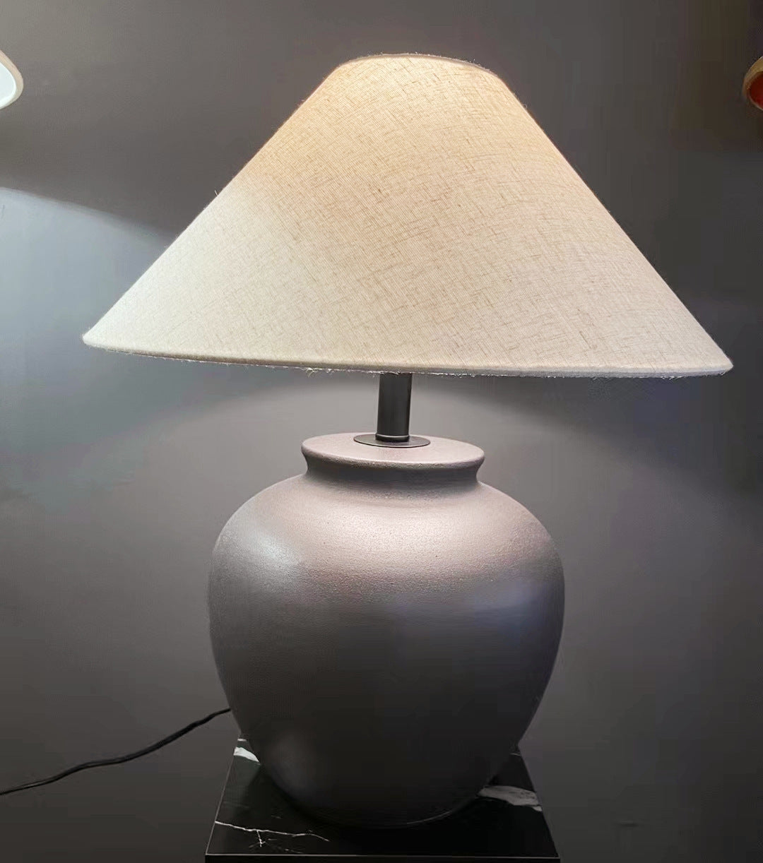 Dekorative Tischlampe mit einzigartigem Keramikfuß