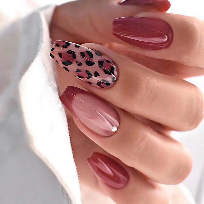 Künstliche Nagelkunst mit eleganten Leopardenmustern Brehn