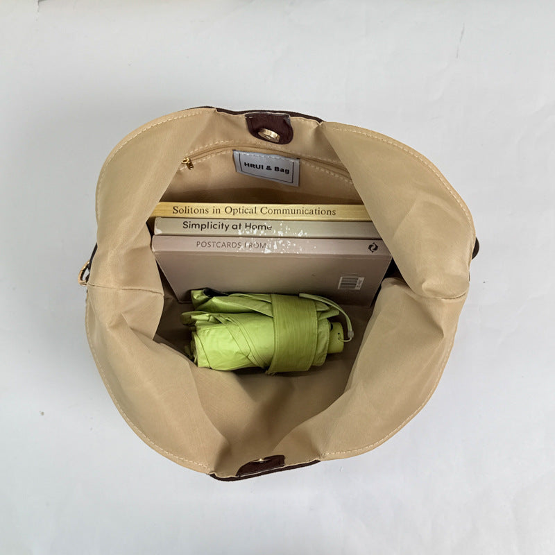Stylische Hobo-Handtasche mit Perlenriemen