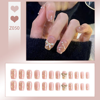 Kunstnagelset mit eleganten Glitzerverzierungen und schimmernden Akzenten Brehn