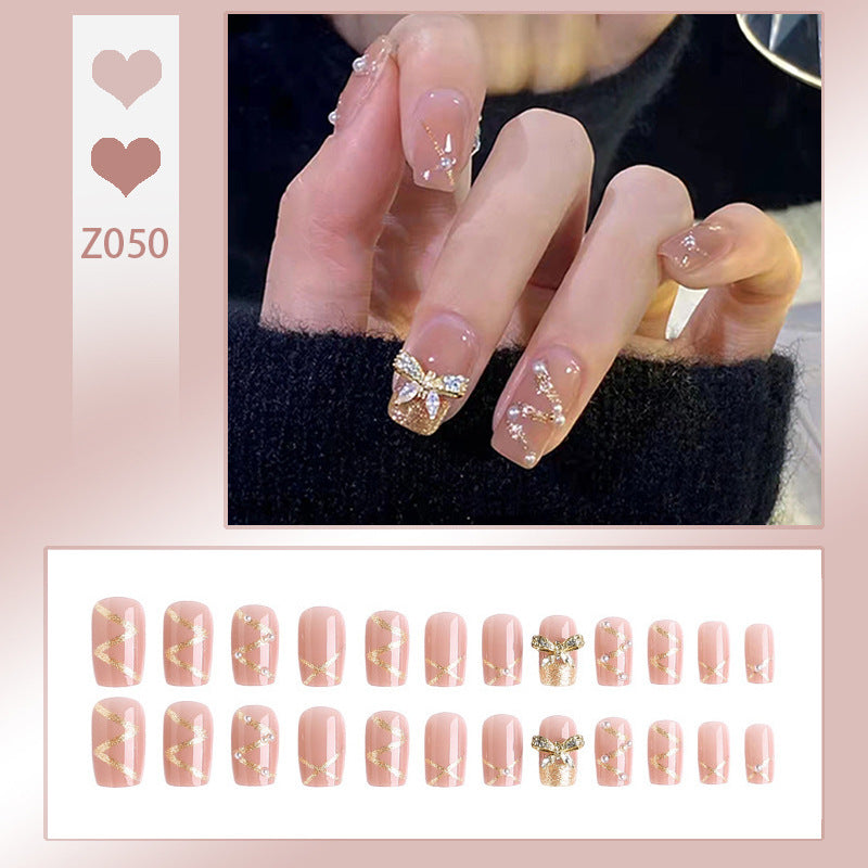 Kunstnagelset mit elegantem French-Tipp und Glitzerakzenten Brehn
