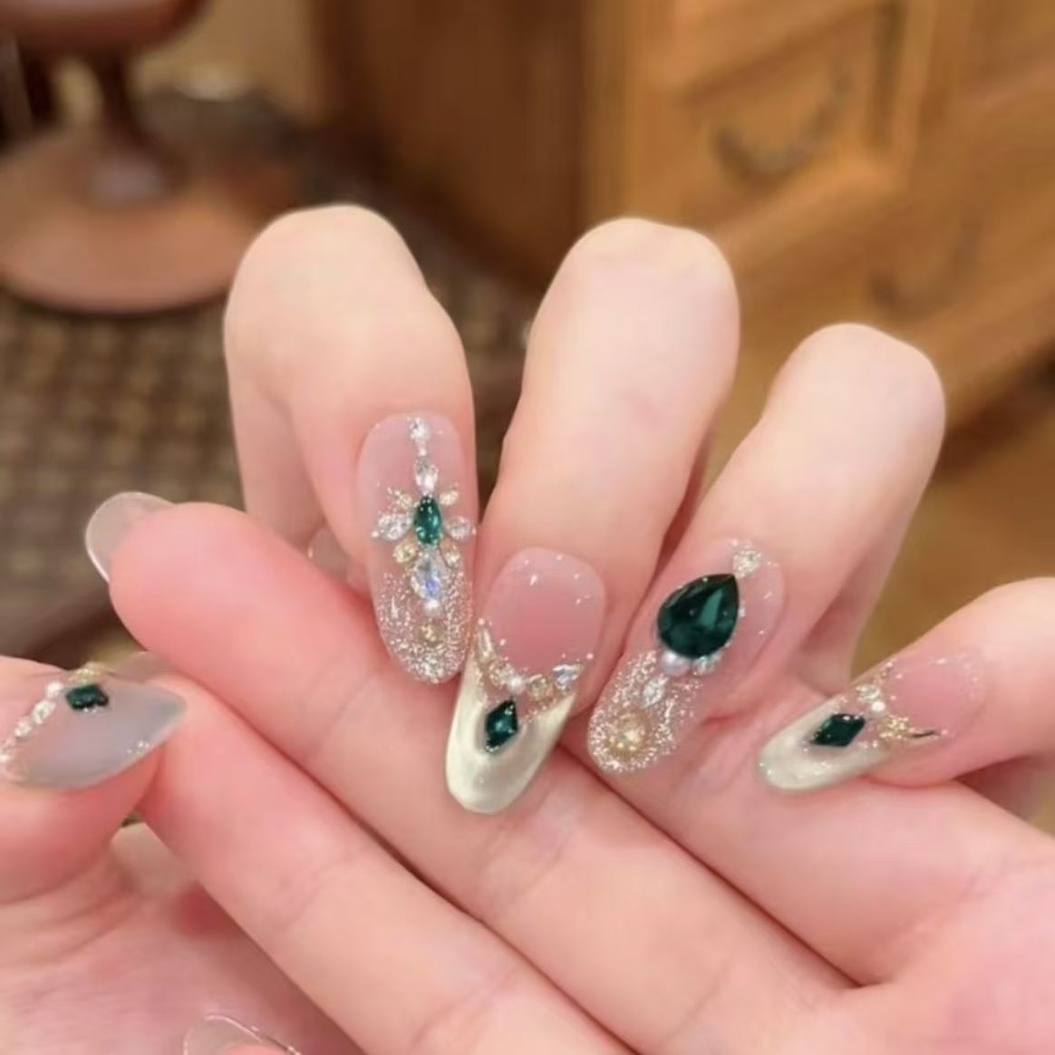 Dekoratives, mit Edelsteinen verziertes Press-On-Nagelset Brehn