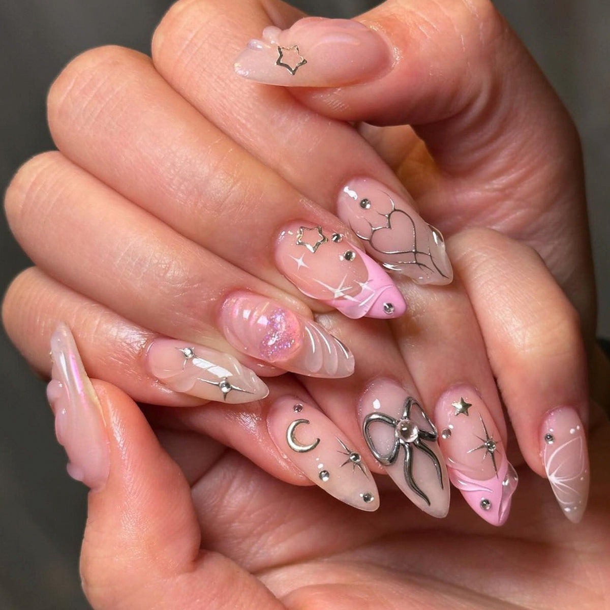 Kunstvolle Nagelkunst mit filigranen Designs und Glitzerakzenten Brehn