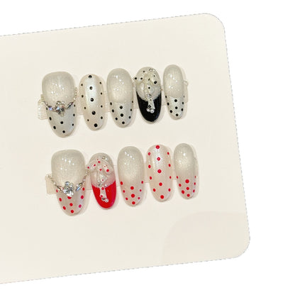Dekoratives Press-On-Nagelset mit Punktdesign
