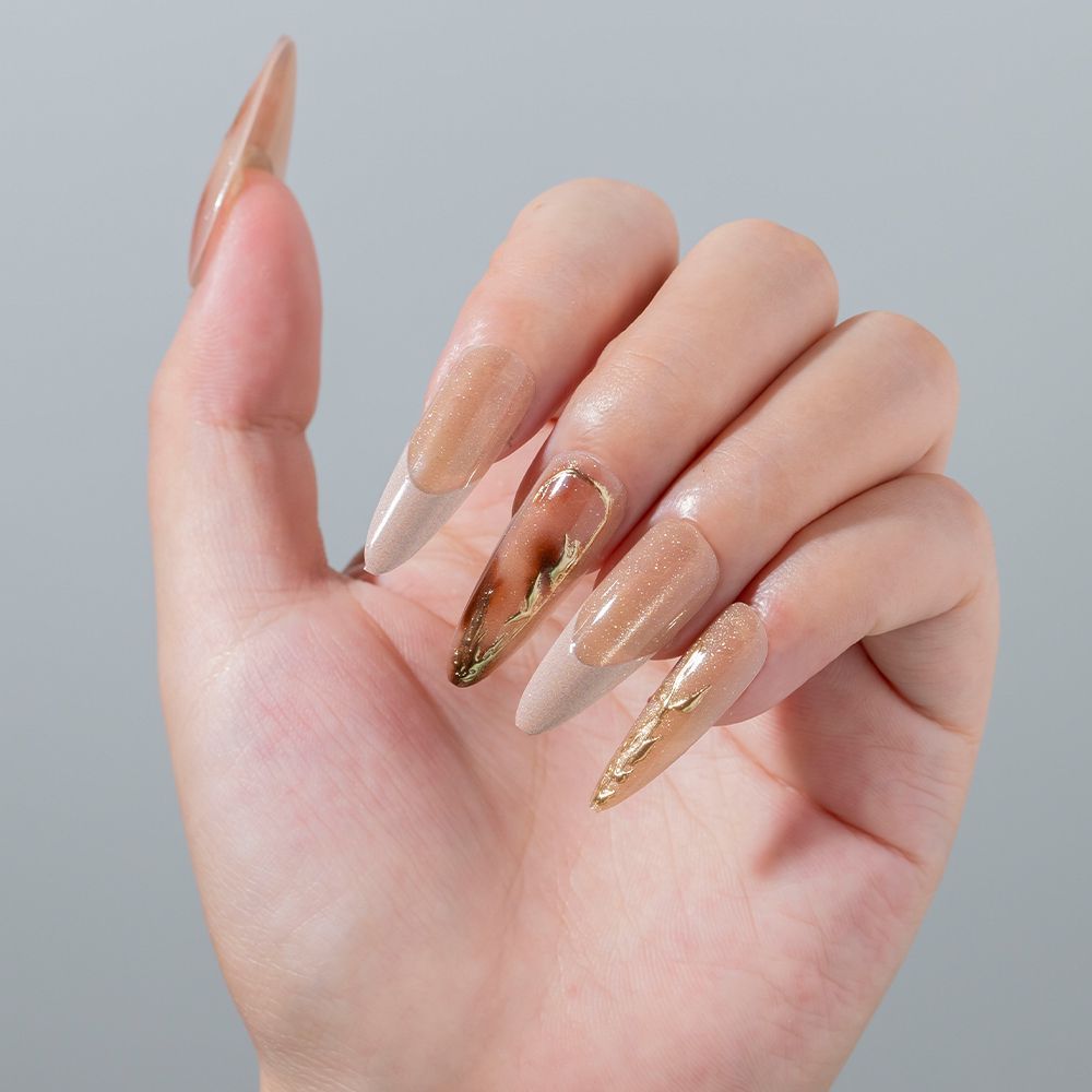 Elegante Stiletto Press-On Nagelset mit goldenen Akzenten Brehn