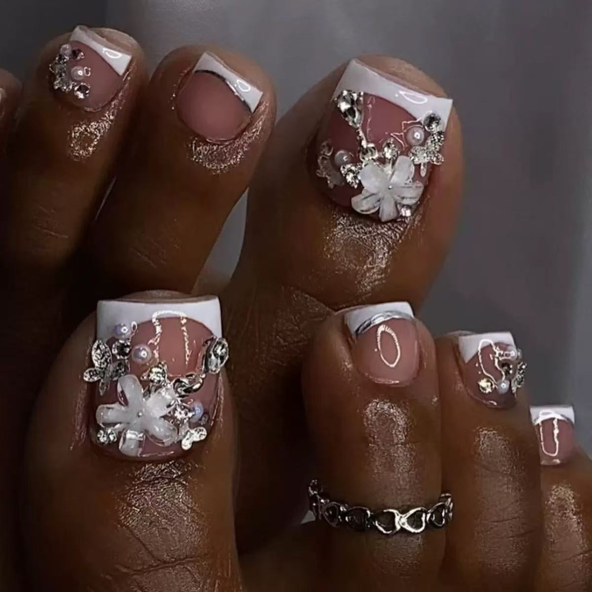 Kunstnagelset mit eleganten Blumenverzierungen und Hochglanz-Finish Brehn