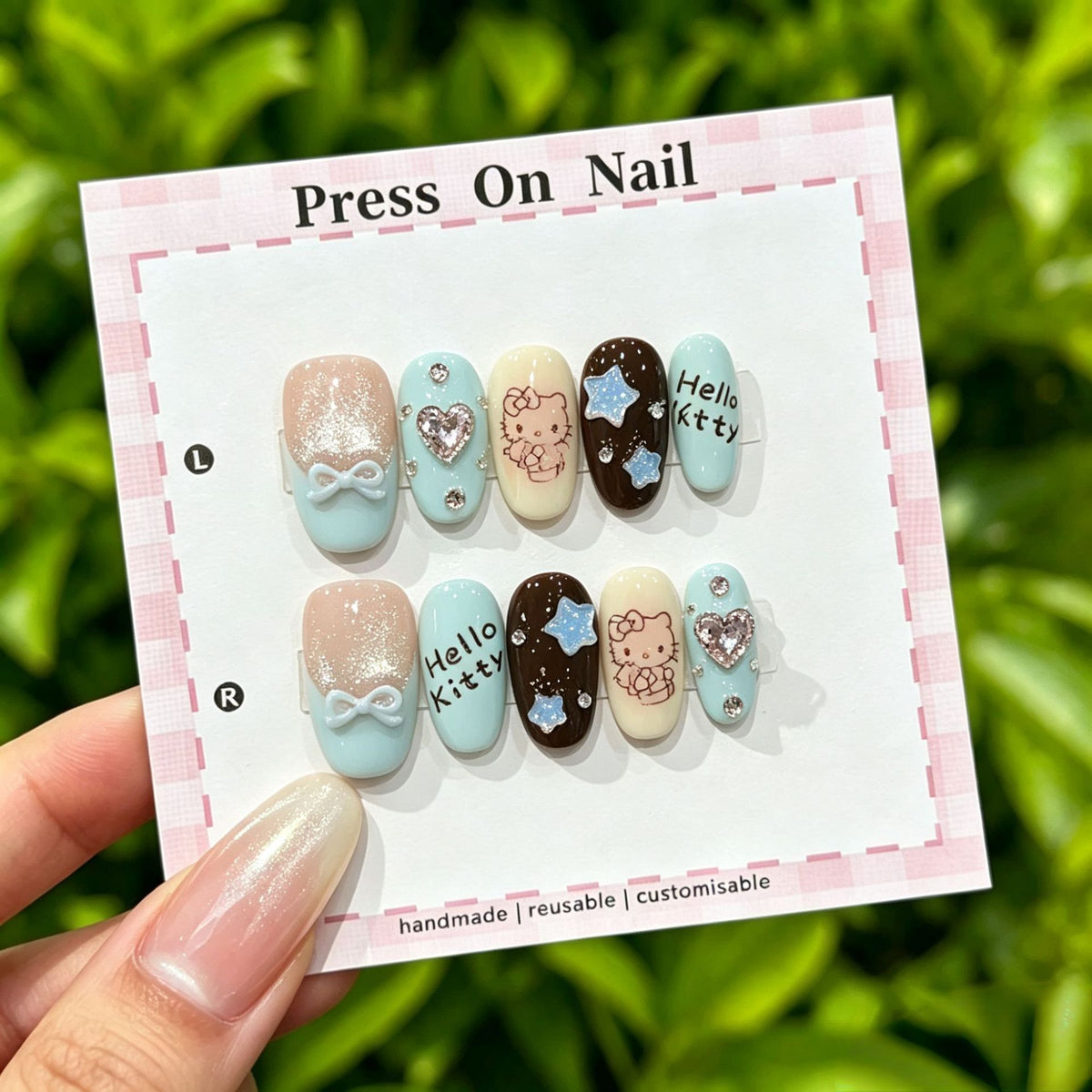 Künstlerisches Press-On Nail Art Set mit niedlichen Charakteren und Schleifenakzenten