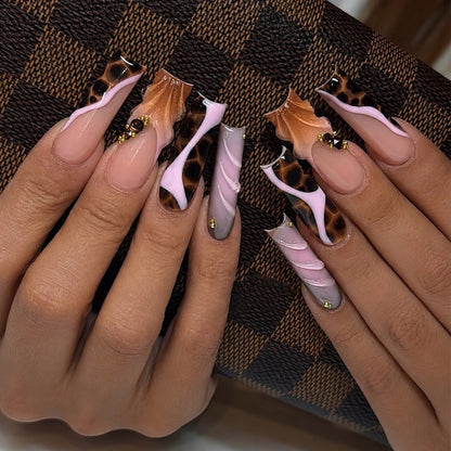 Künstlerisches langes Stiletto Press-On Nageldesign