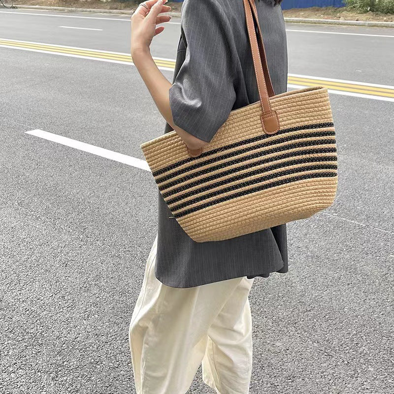 Elegante Tote Tasche Aus Geflochtenem Bastmaterial mit Robusten Lederakzenten Brehn