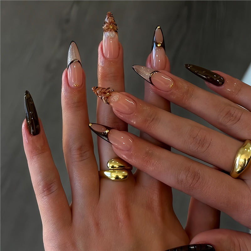 Künstlerische Stiletto Press-On Nagelkunst mit Schmetterlingsakzenten Brehn