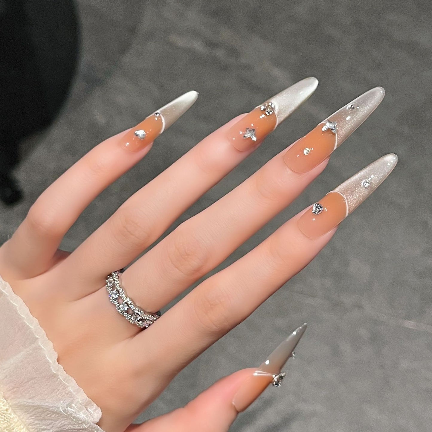 Elegante Press-On Nagelverlängerungen mit Juwelenakzenten Brehn
