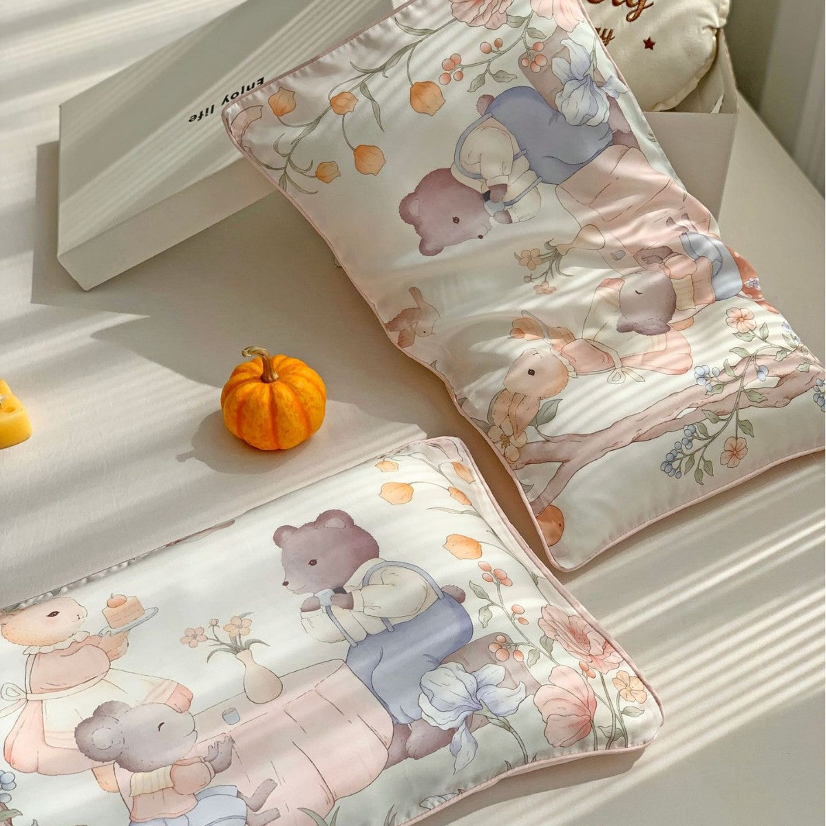 Satin-Kühl-Kissenbezug-Set mit Bunny- und Blumenillustration