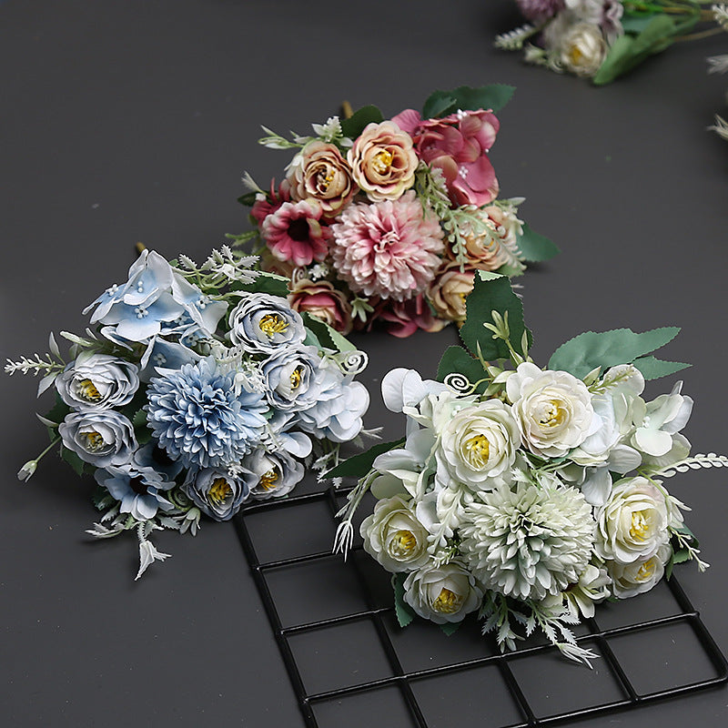 Lebensechtes Blumenstrauß-Arrangement